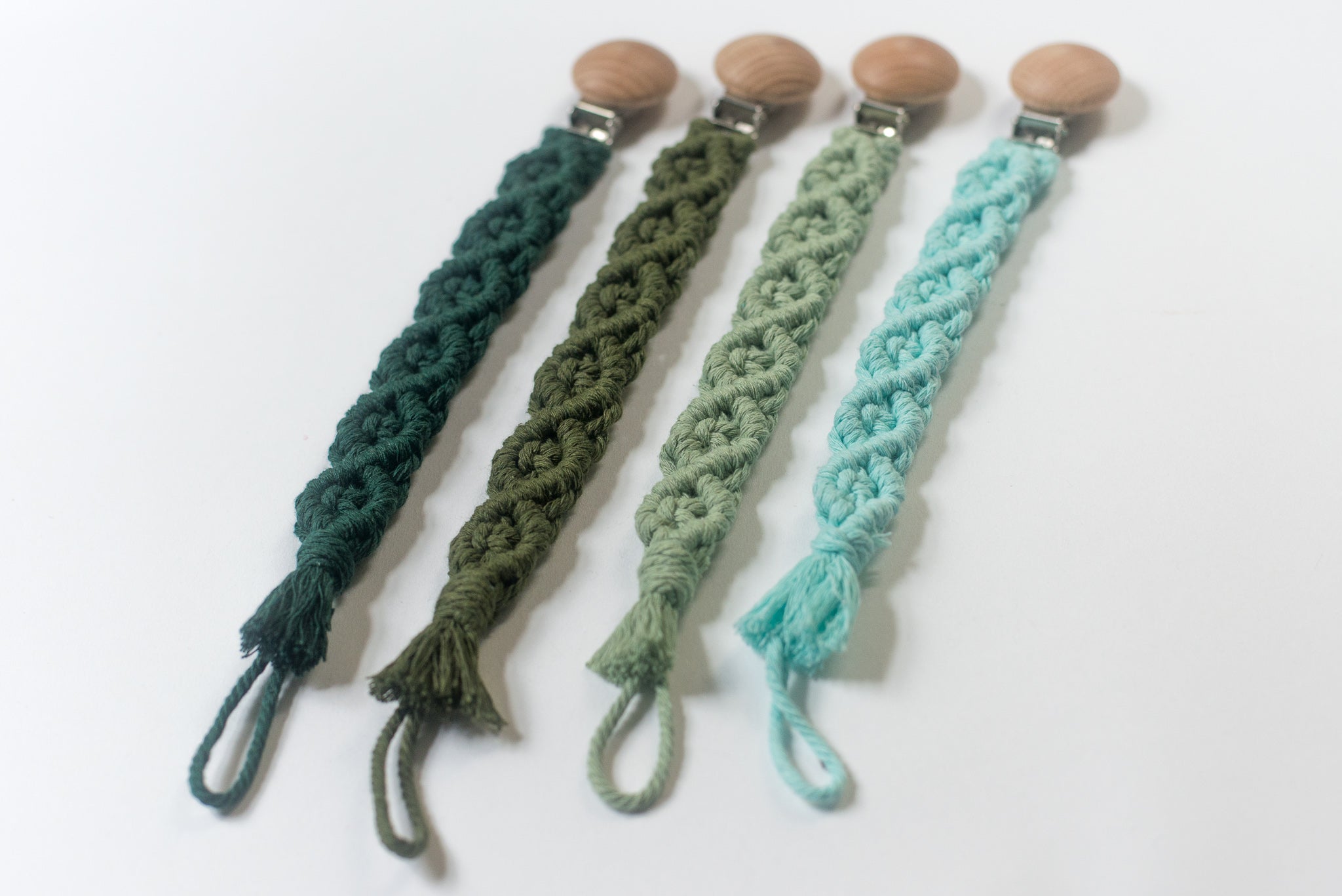 ATTACHE-SUCE EN MACRAMÉ (2 MODÈLES - 23 COULEURS)