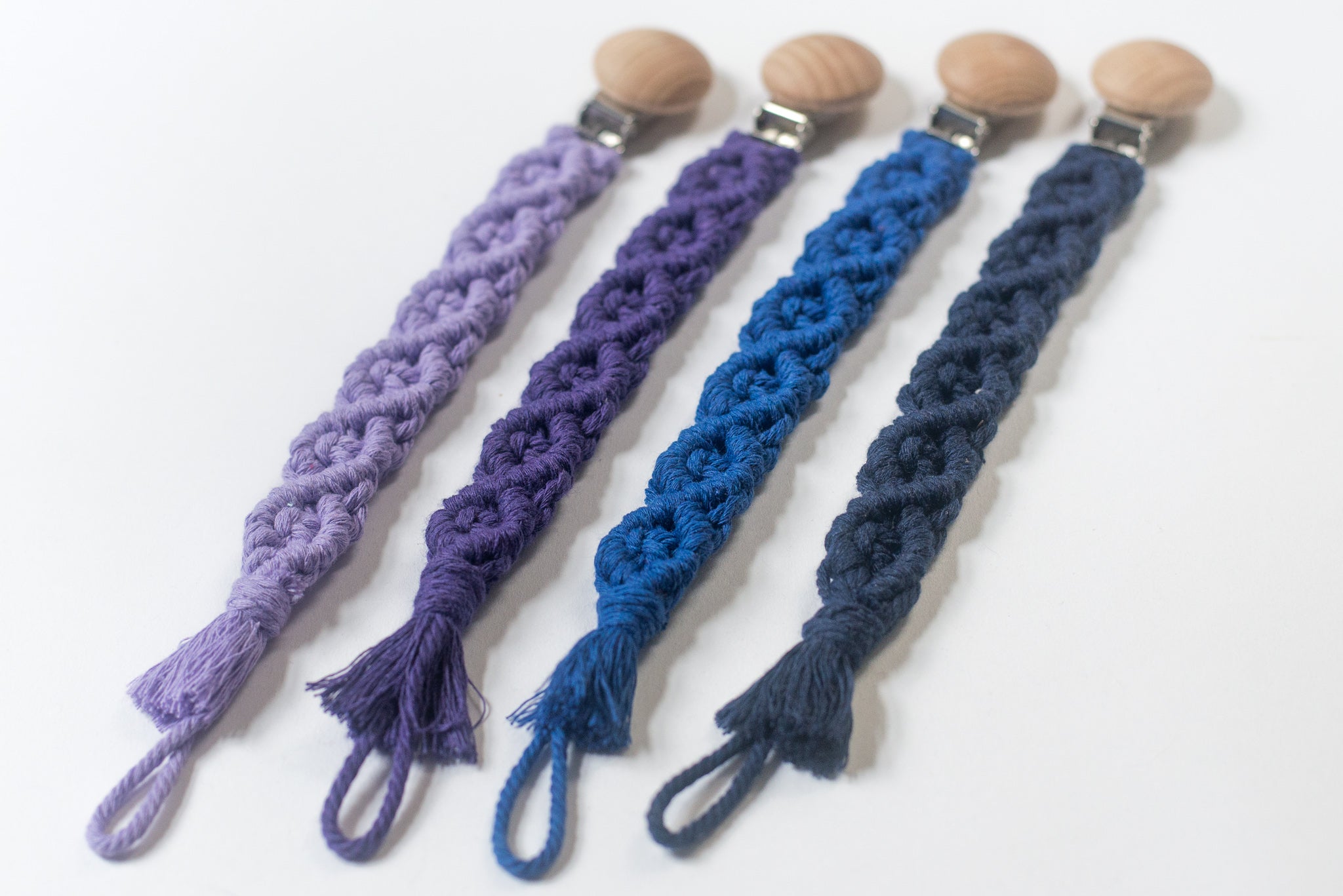 ATTACHE-SUCE EN MACRAMÉ (2 MODÈLES - 23 COULEURS)