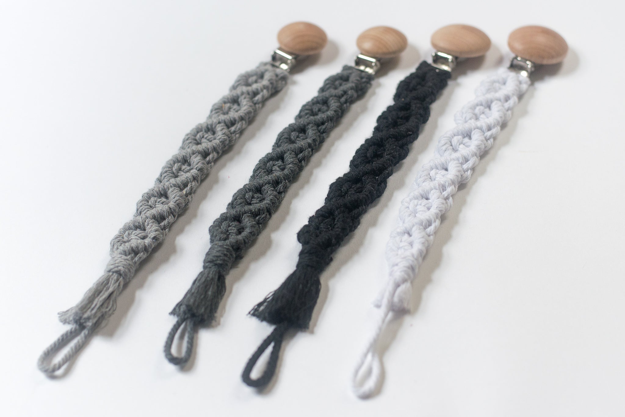 ATTACHE-SUCE EN MACRAMÉ (2 MODÈLES - 23 COULEURS)