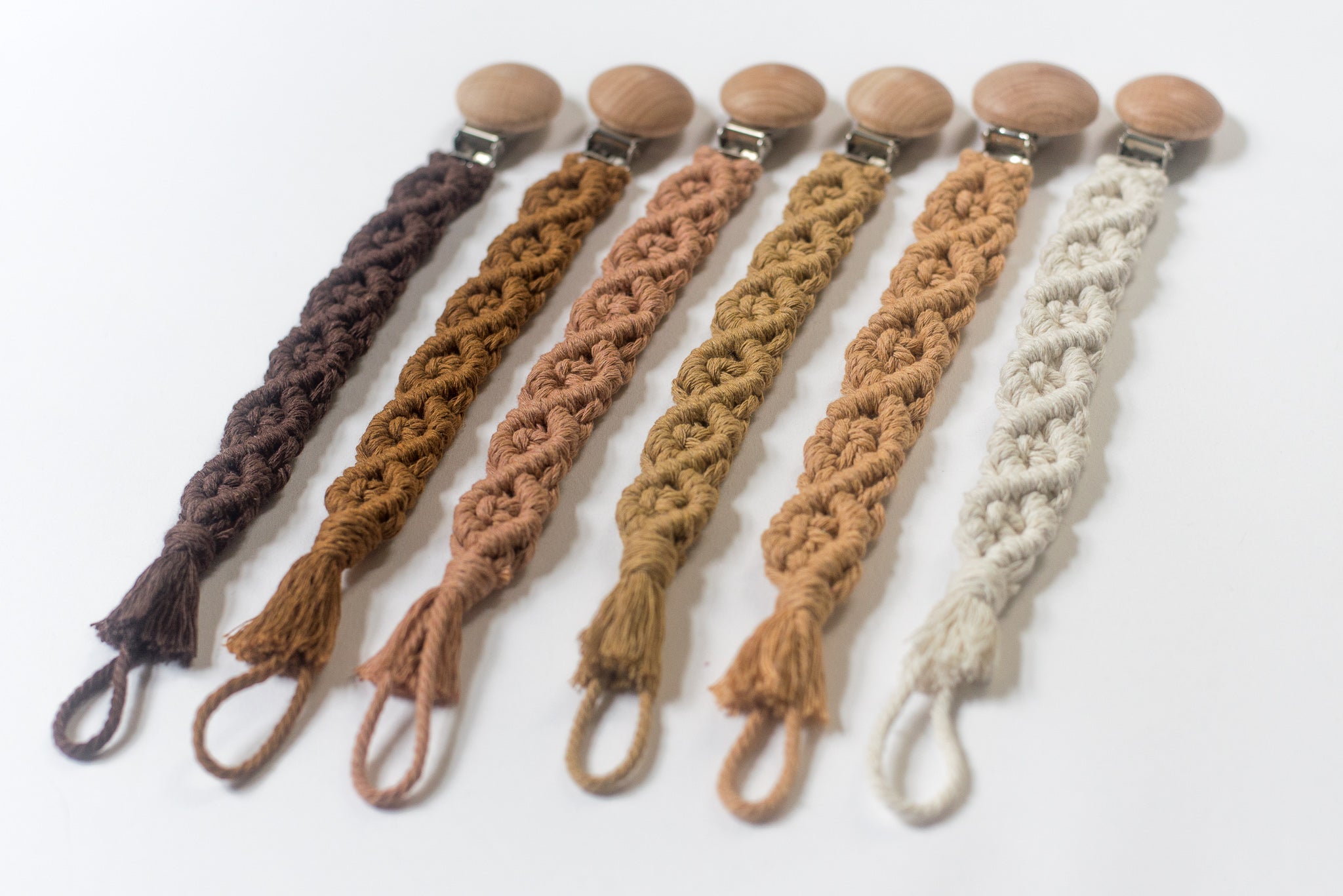 ATTACHE-SUCE EN MACRAMÉ (2 MODÈLES - 23 COULEURS)