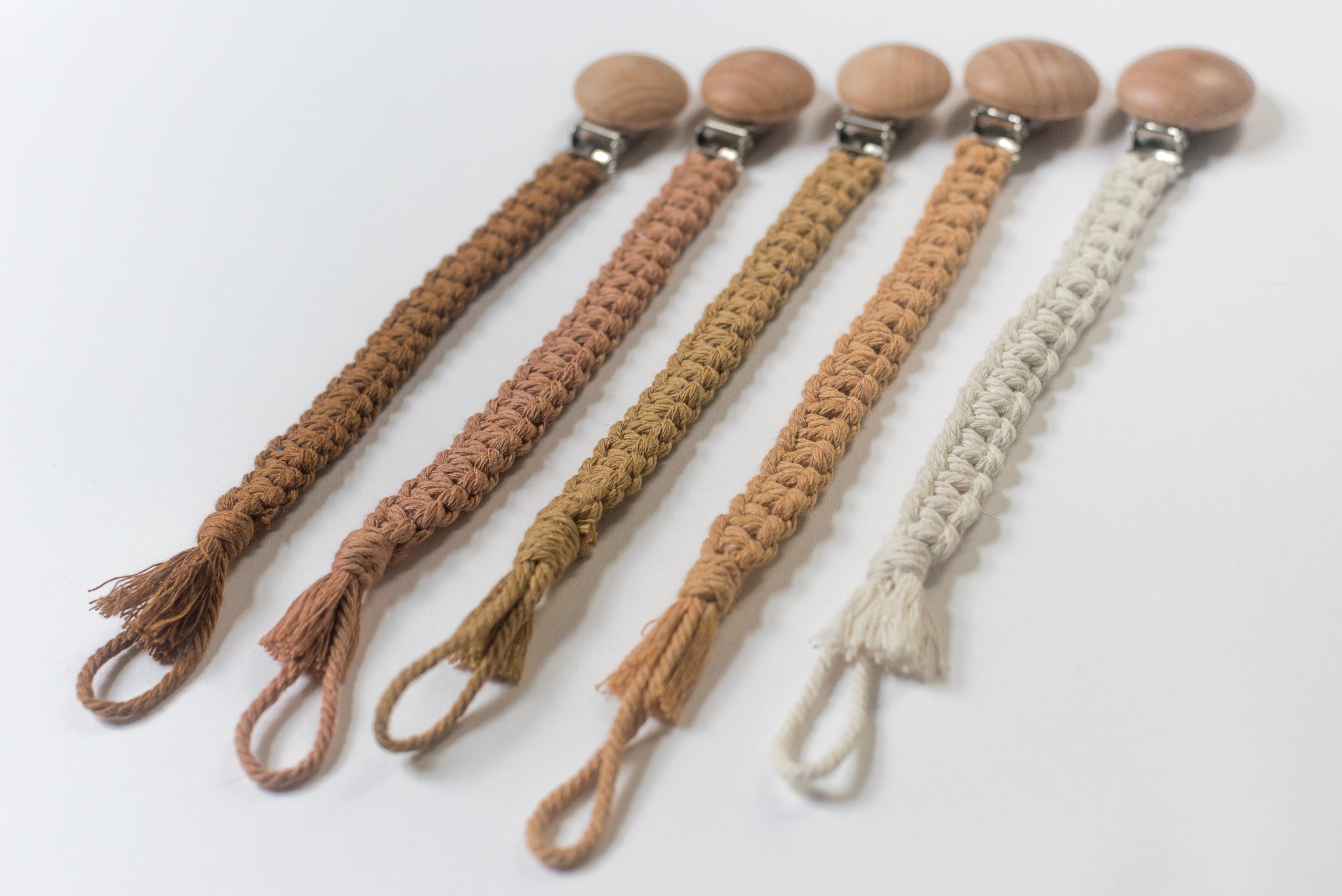 ATTACHE-SUCE EN MACRAMÉ (2 MODÈLES - 23 COULEURS)