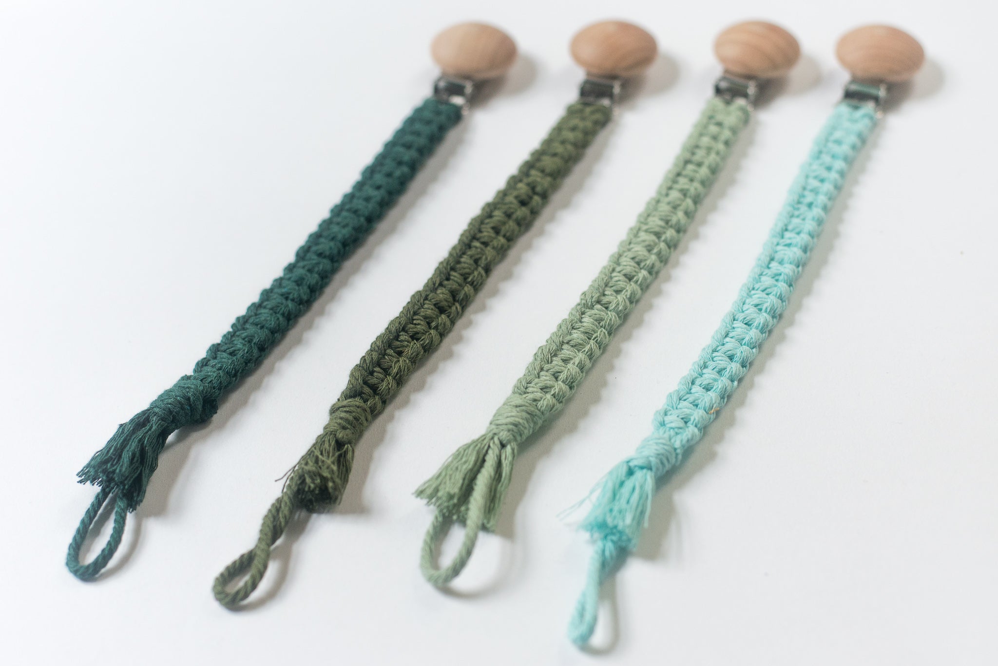 ATTACHE-SUCE EN MACRAMÉ (2 MODÈLES - 23 COULEURS)